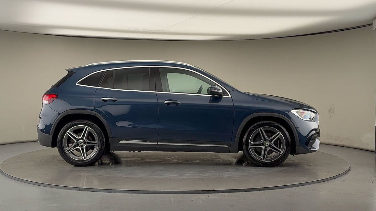 Mercedes-Benz GLA Image 16