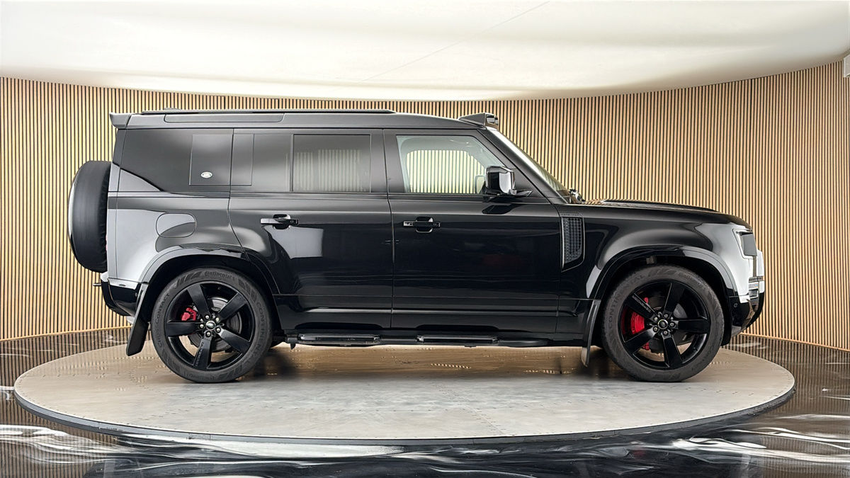 Land Rover Defender 110 Image 16