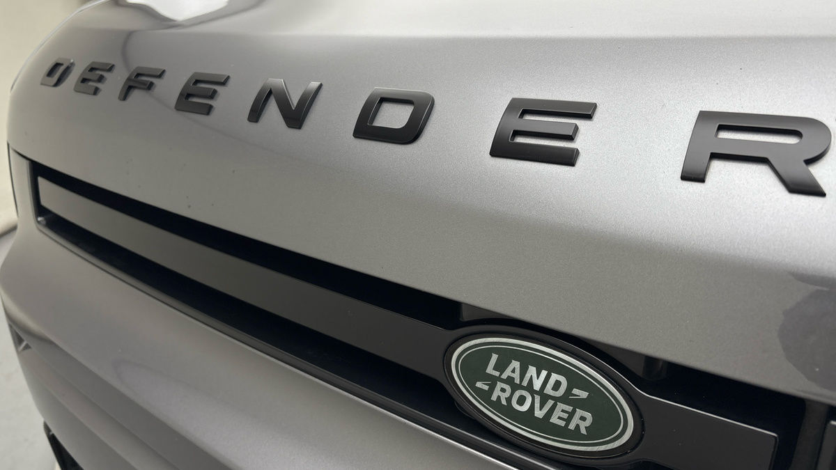 Land Rover Defender 110 Image 24