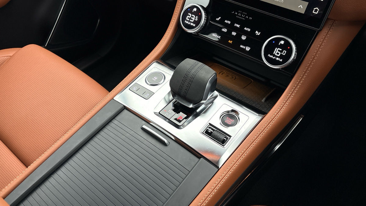 Jaguar F-PACE Image 18
