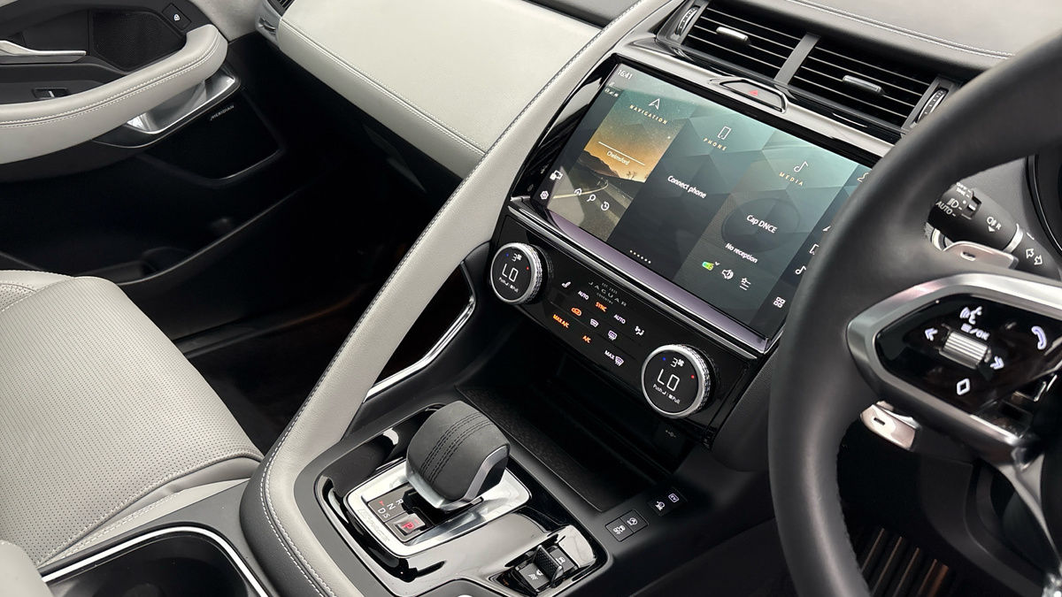 Jaguar E-PACE Image 18