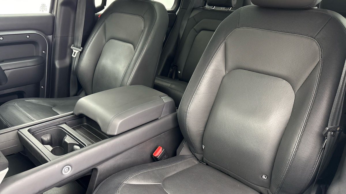 Land Rover Defender 110 Image 7