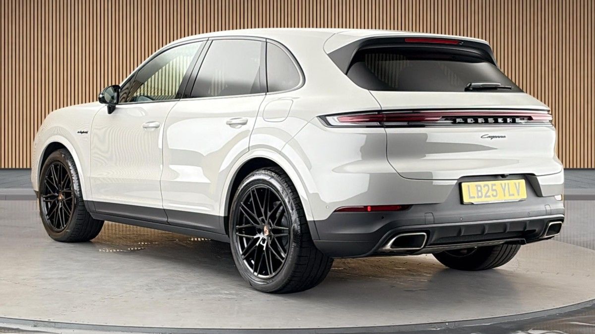 Porsche Cayenne Image 2