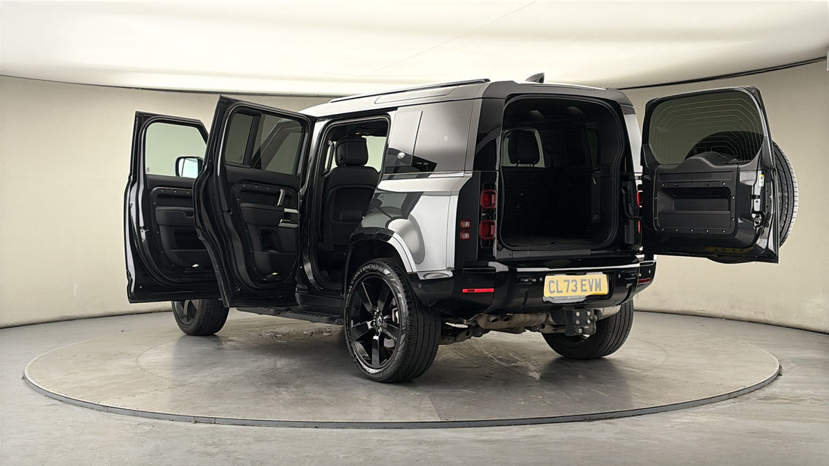 Land Rover Defender 110 Image 23