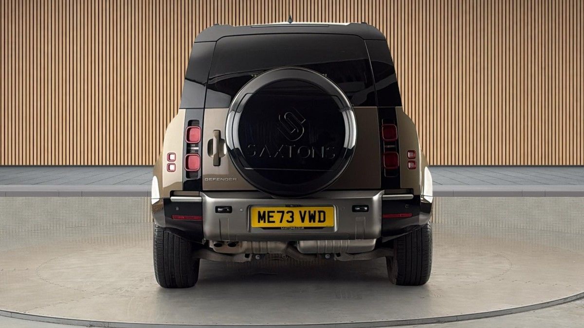 Land Rover Defender 110 Image 4