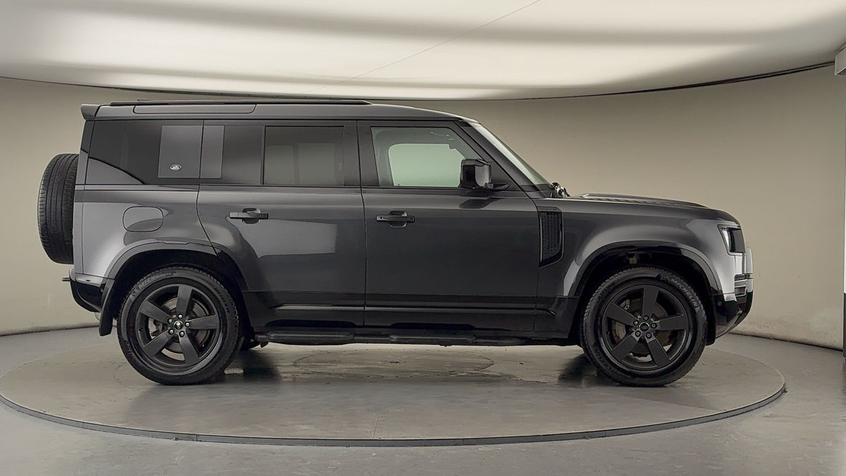 Land Rover Defender 110 Image 16