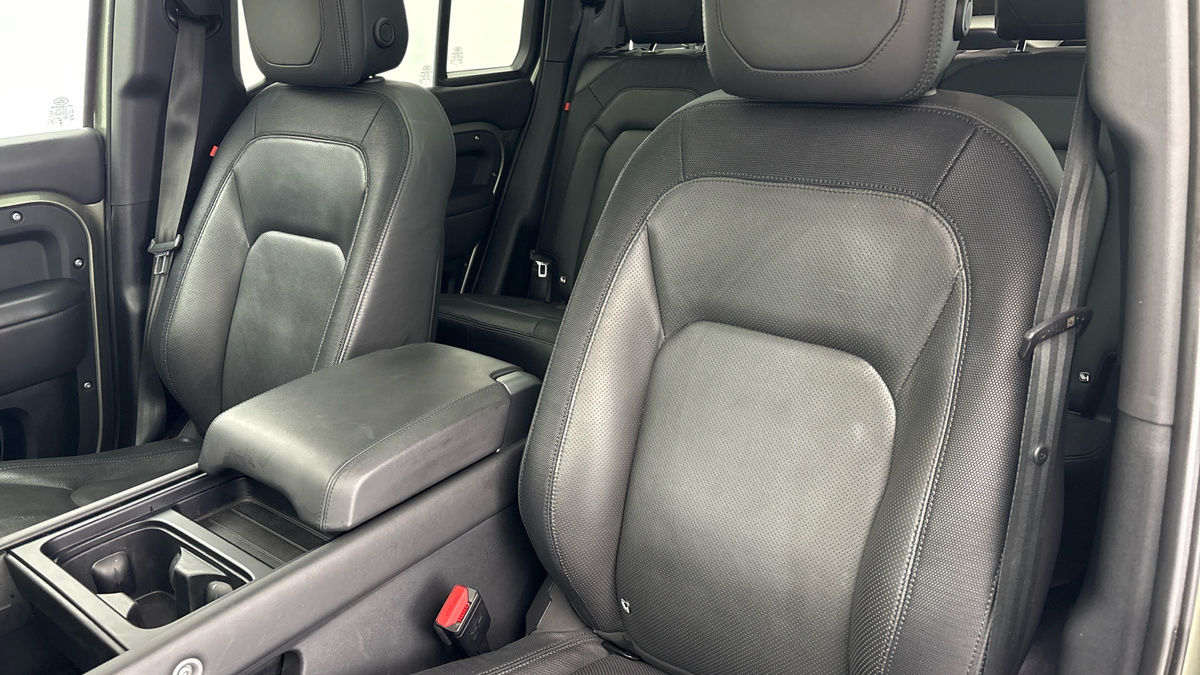 Land Rover Defender 110 Image 7