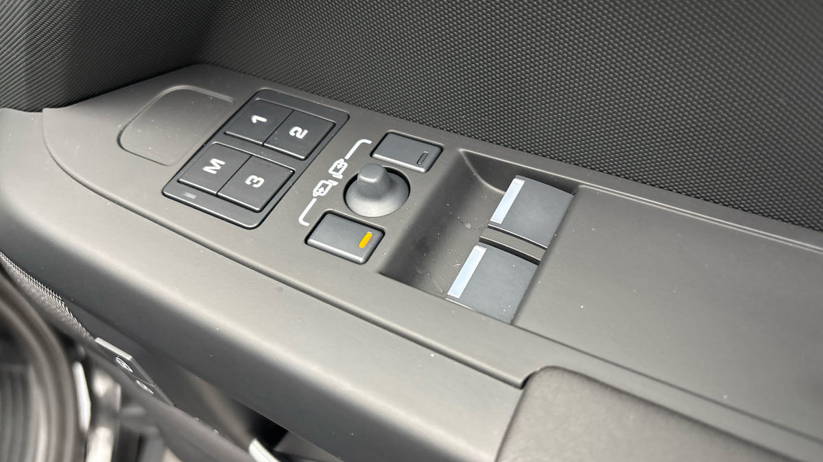 Land Rover Defender 110 Image 25
