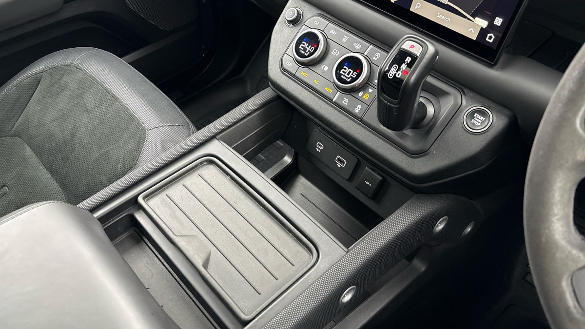 Land Rover Defender 110 Image 18