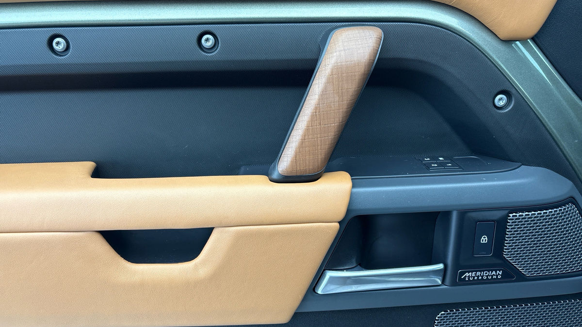 Land Rover Defender 110 Image 19