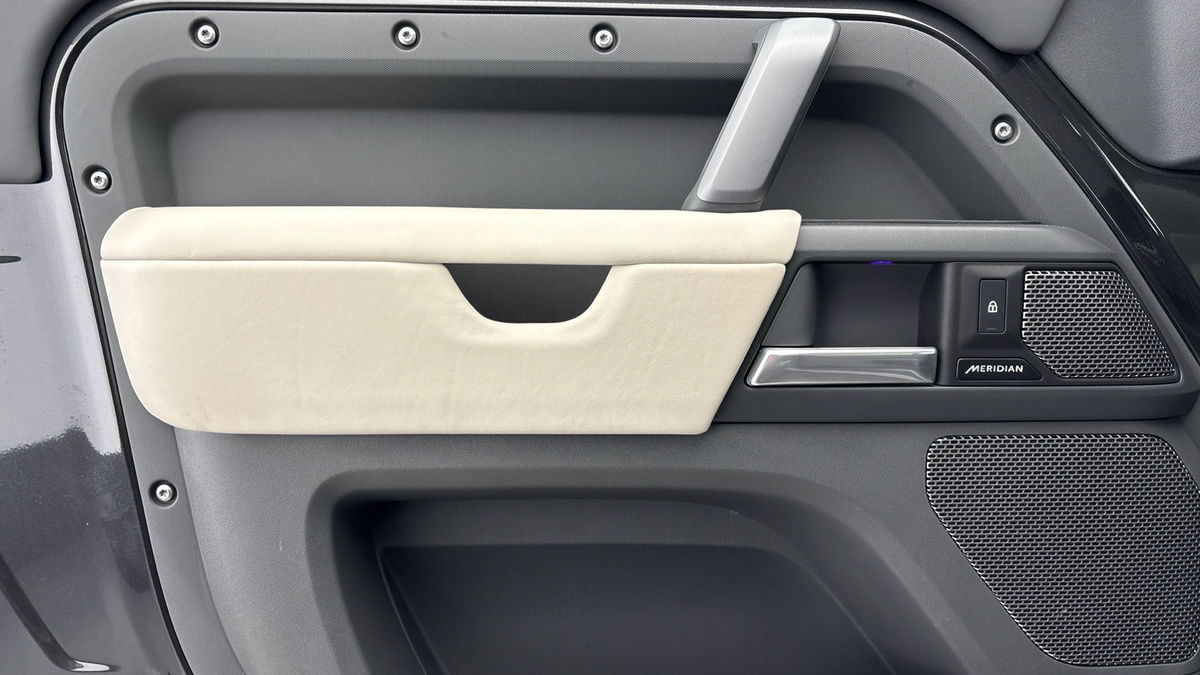 Land Rover Defender 90 Image 19