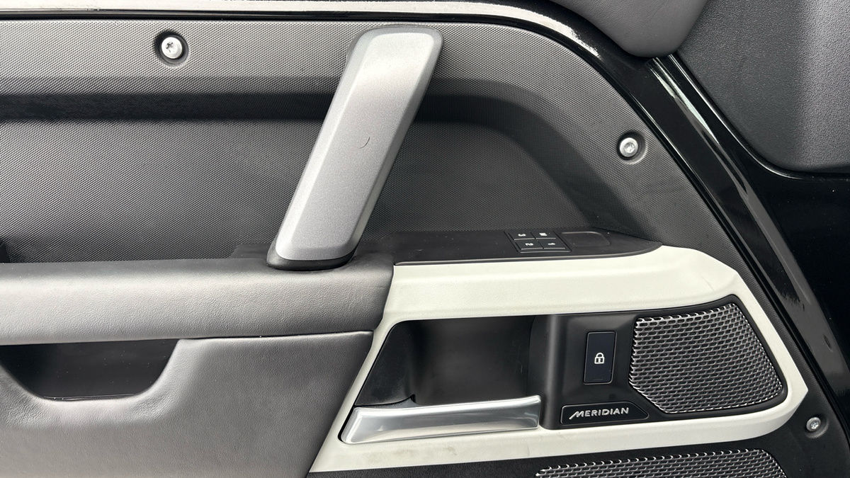 Land Rover Defender 110 Image 19