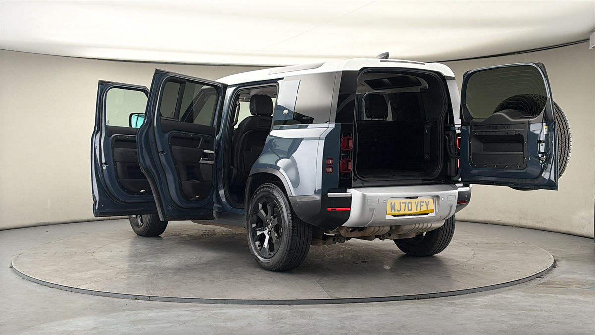 Land Rover Defender 110 Image 23