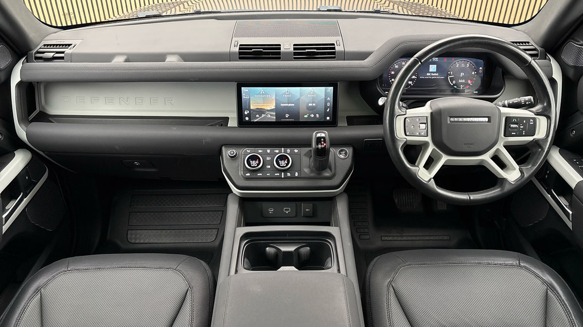 Land Rover Defender 110 Image 12