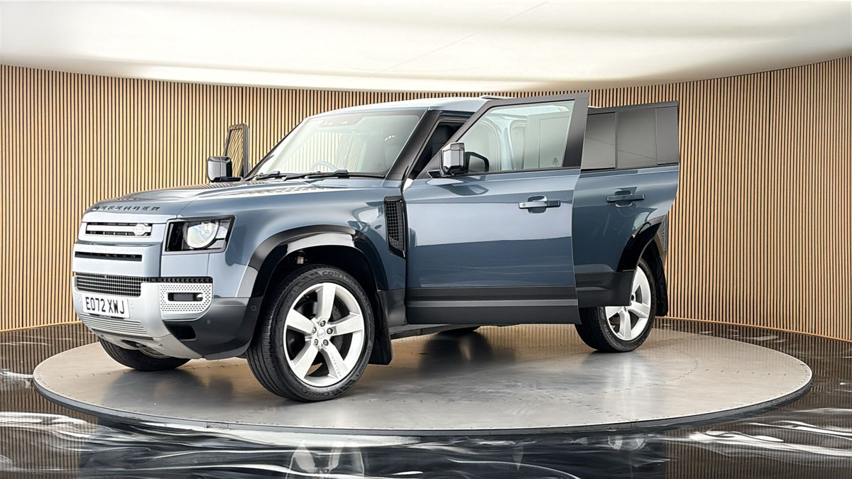 Land Rover Defender 110 Image 22