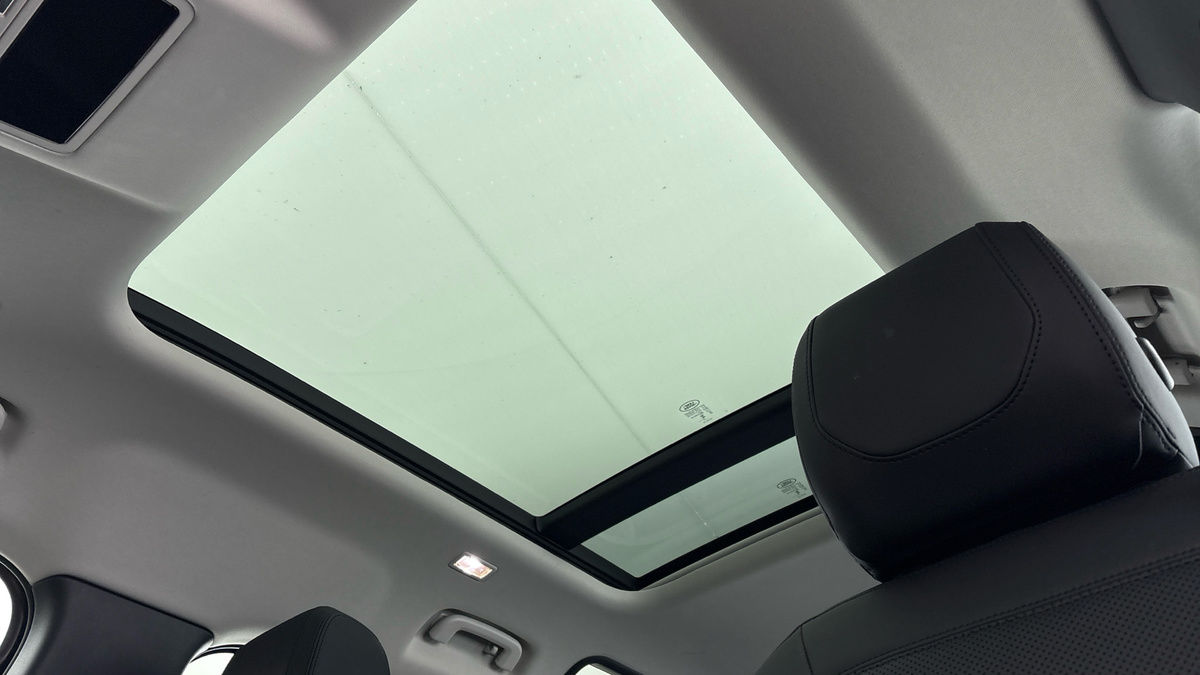 Land Rover Defender 110 Image 6