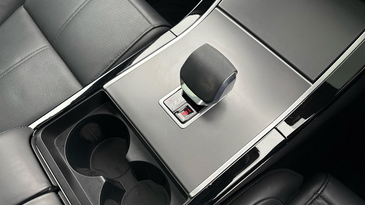 Land Rover Range Rover Velar Image 18