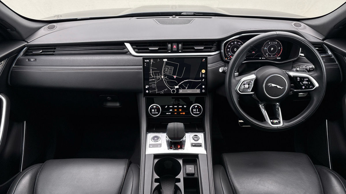 Jaguar F-PACE Image 12