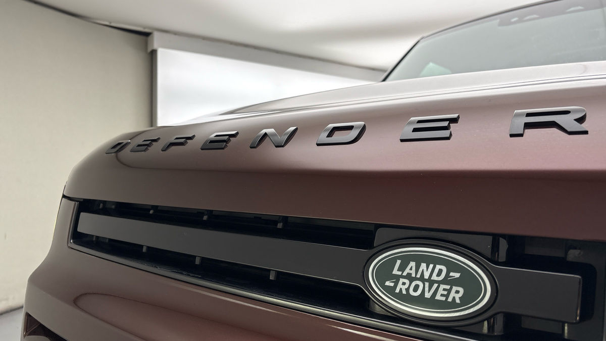Land Rover Defender 110 Image 24
