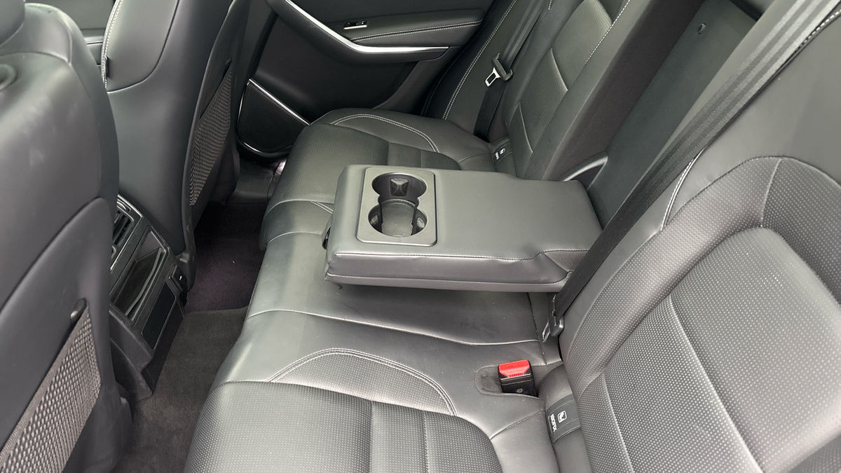 Jaguar F-PACE Image 9