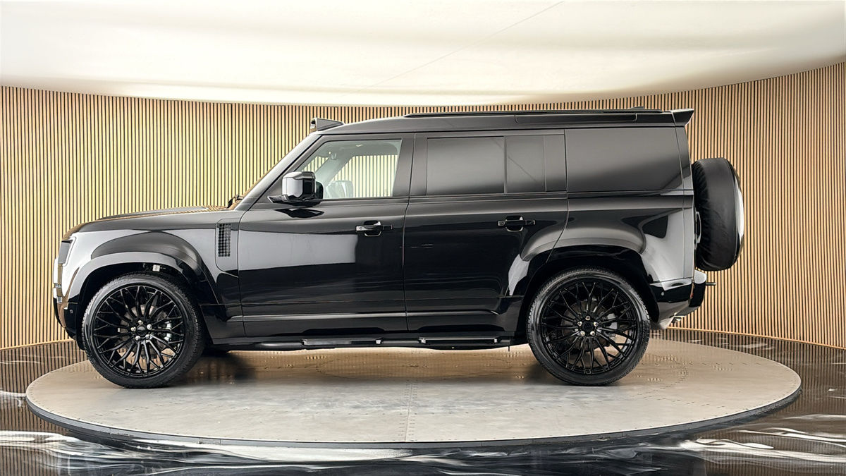 Land Rover Defender 110 Image 15