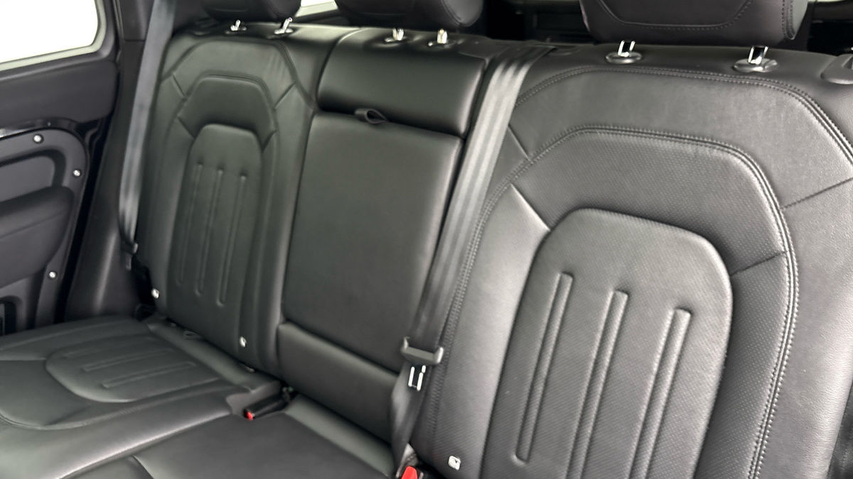 Land Rover Defender 110 Image 8