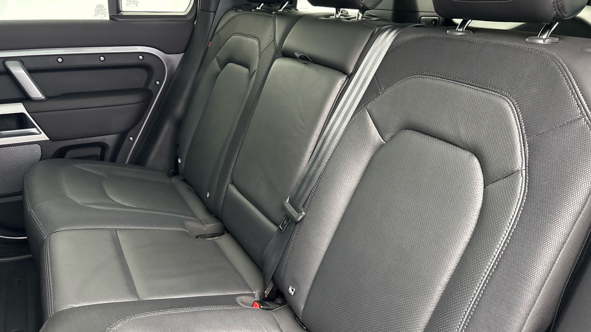 Land Rover Defender 110 Image 8