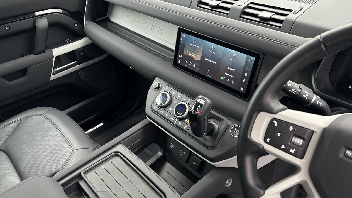 Land Rover Defender 110 Image 18