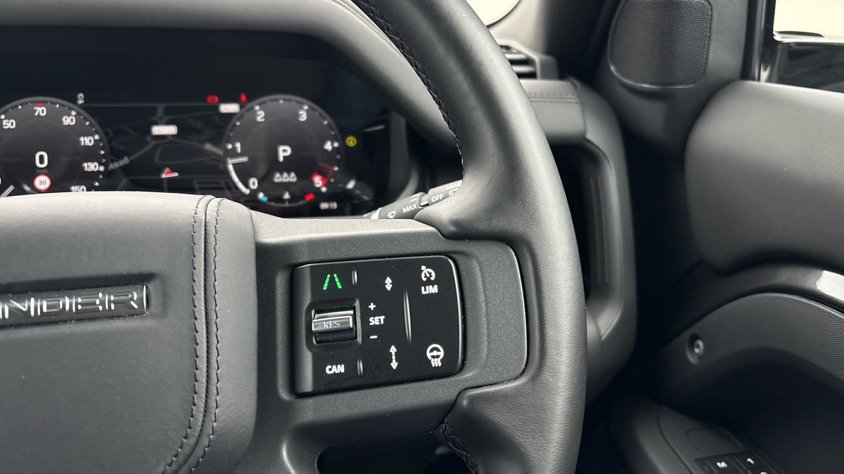 Land Rover Defender 110 Image 14