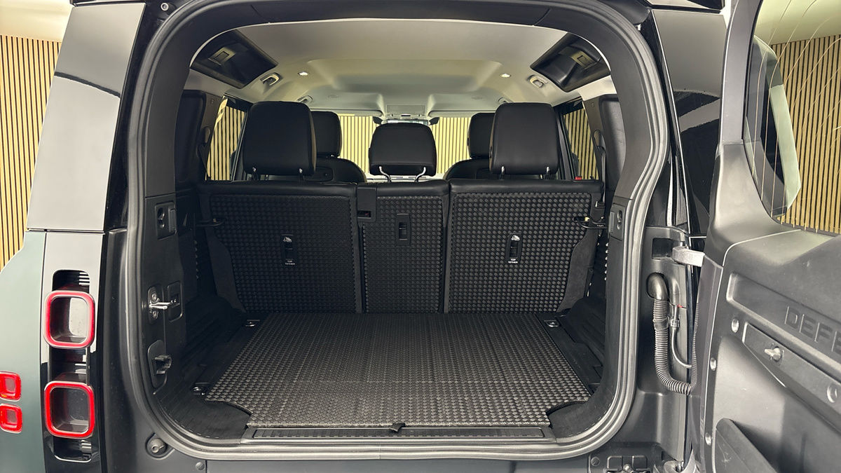 Land Rover Defender 110 Image 11