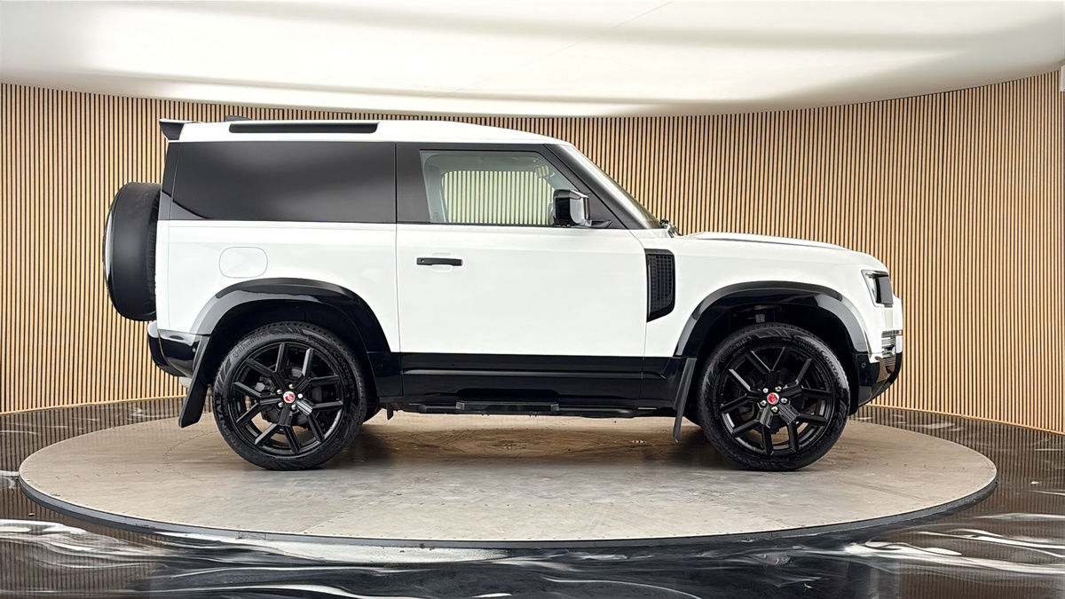 Land Rover Defender 90 Urban Image 16