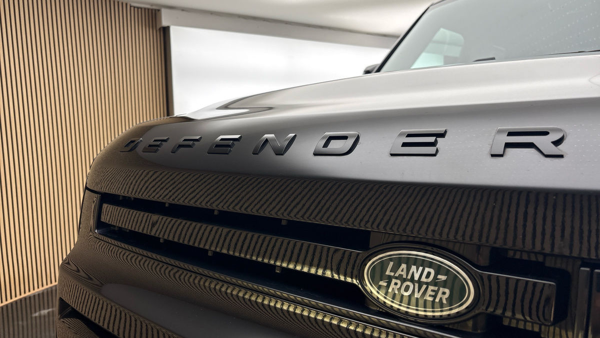 Land Rover Defender 110 Image 24