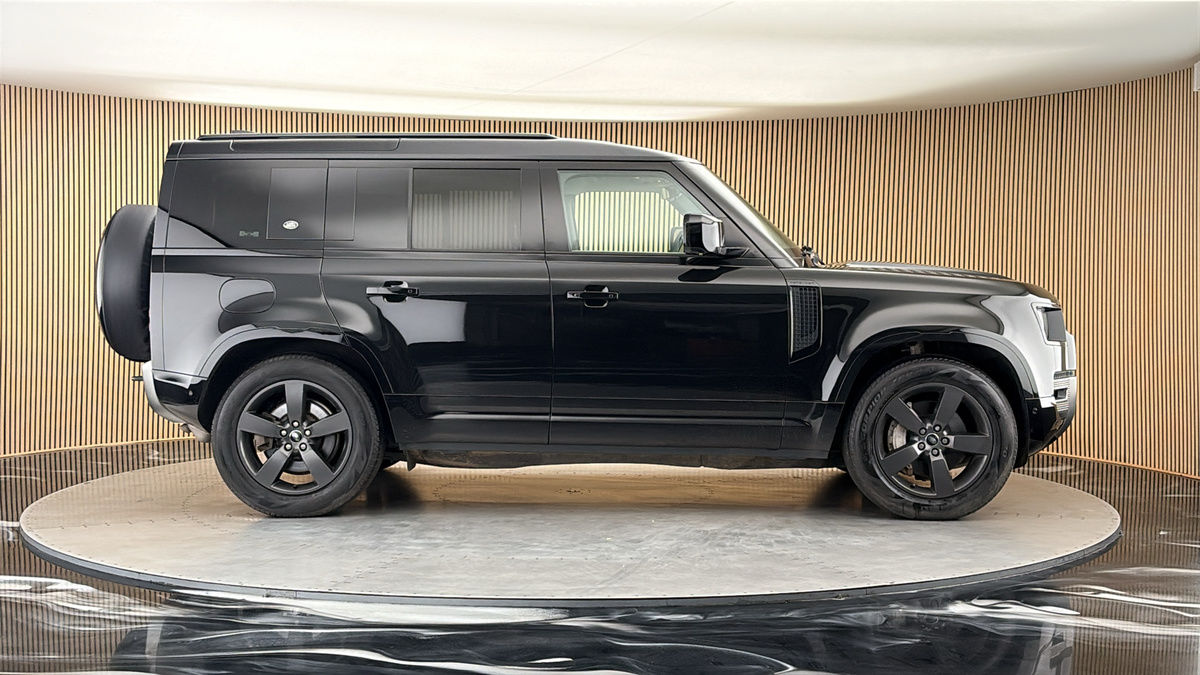 Land Rover Defender 110 Image 16