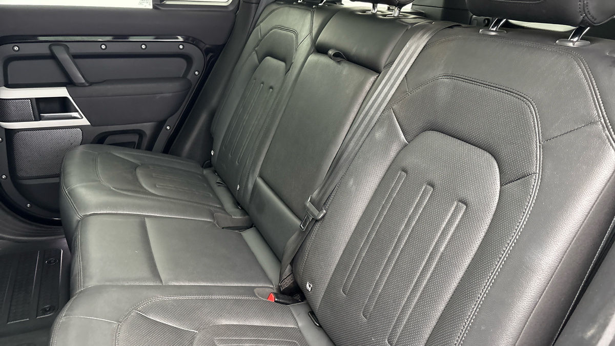 Land Rover Defender 110 Image 8