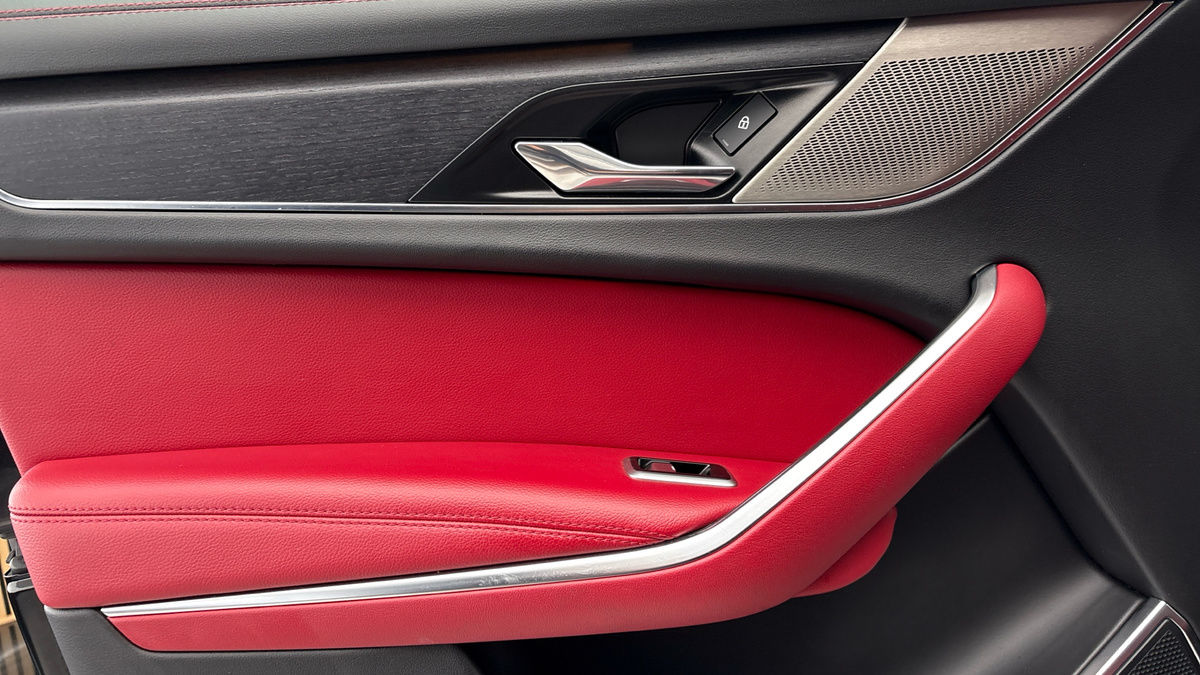 Jaguar F-PACE Image 19