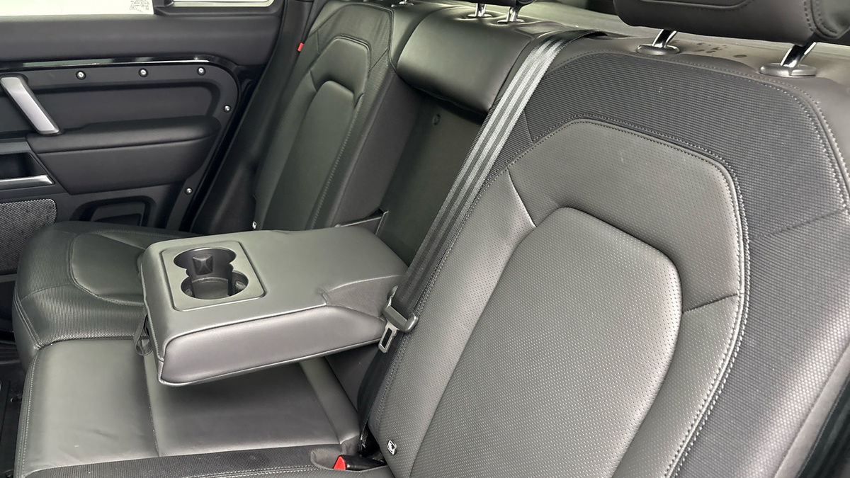 Land Rover Defender 110 Image 9