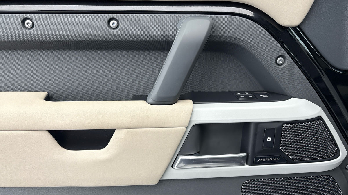 Land Rover Defender 110 Image 19