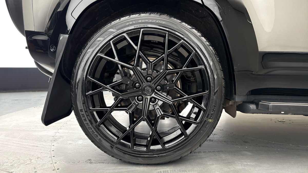 Land Rover Defender 110 Urban Image 25