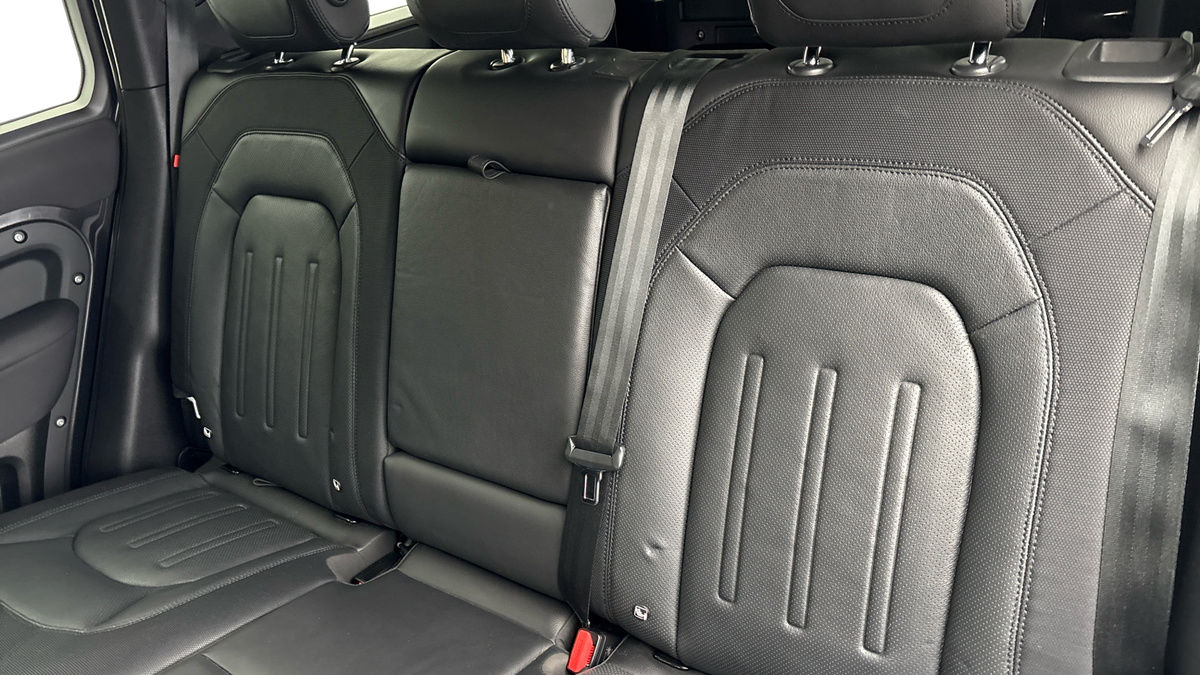 Land Rover Defender 110 Image 8