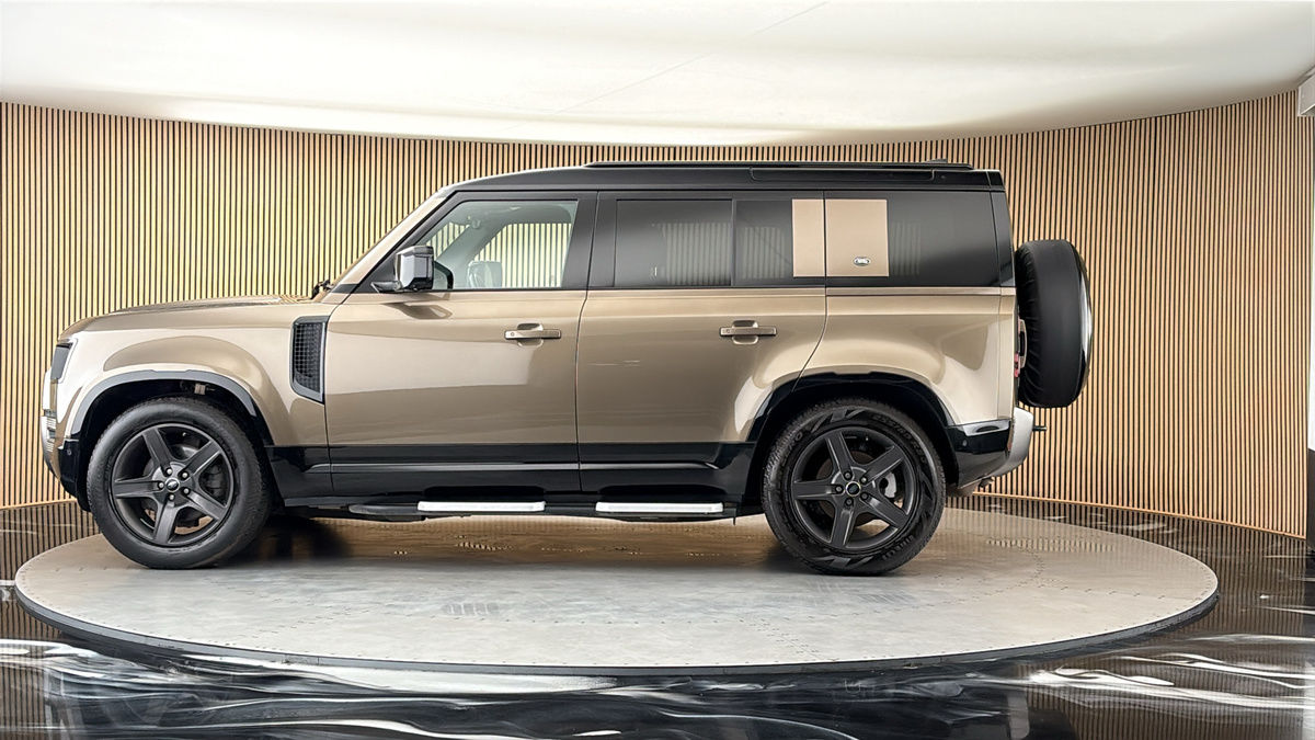 Land Rover Defender 110 Image 15