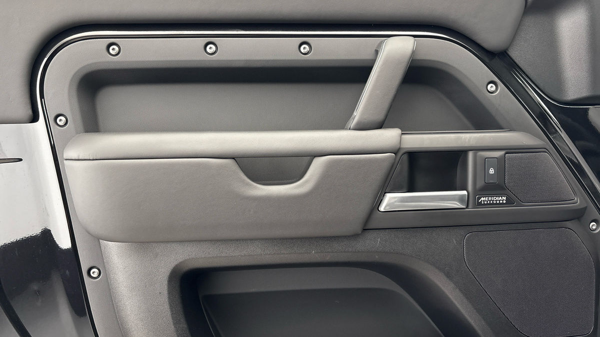 Land Rover Defender 90 Urban Image 19