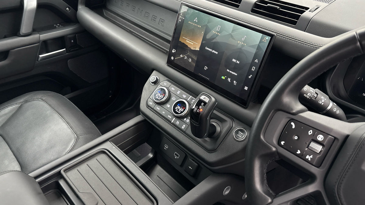 Land Rover Defender 110 Image 18