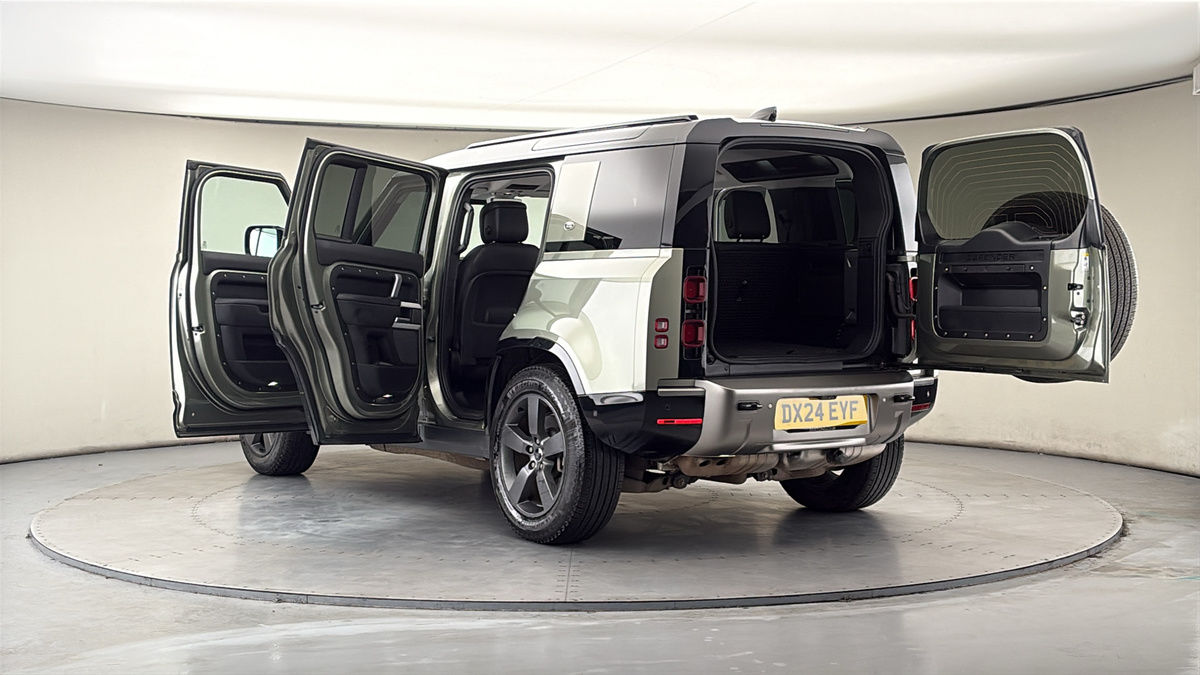 Land Rover Defender 110 Image 23