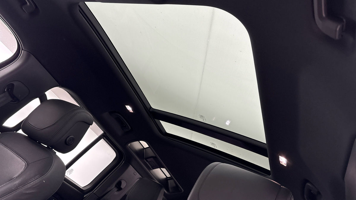 Land Rover Defender 110 Image 6