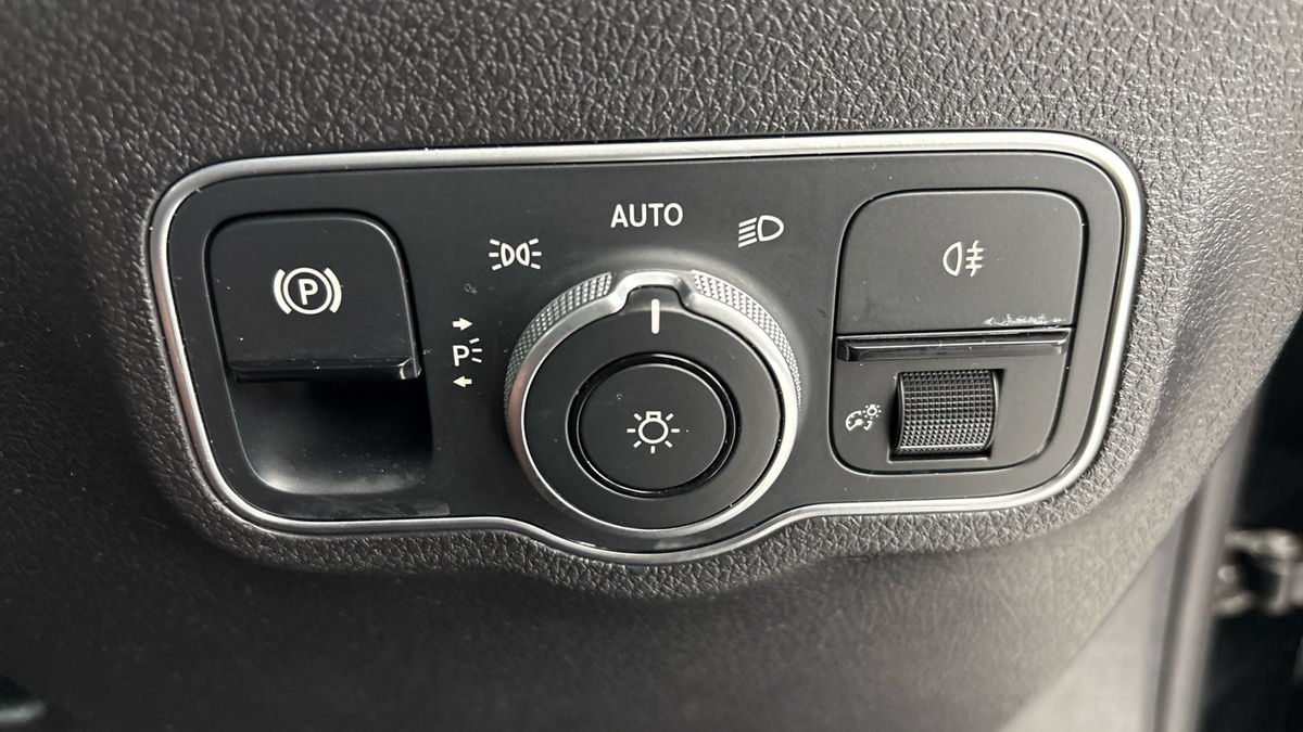 Mercedes-Benz GLB Image 30