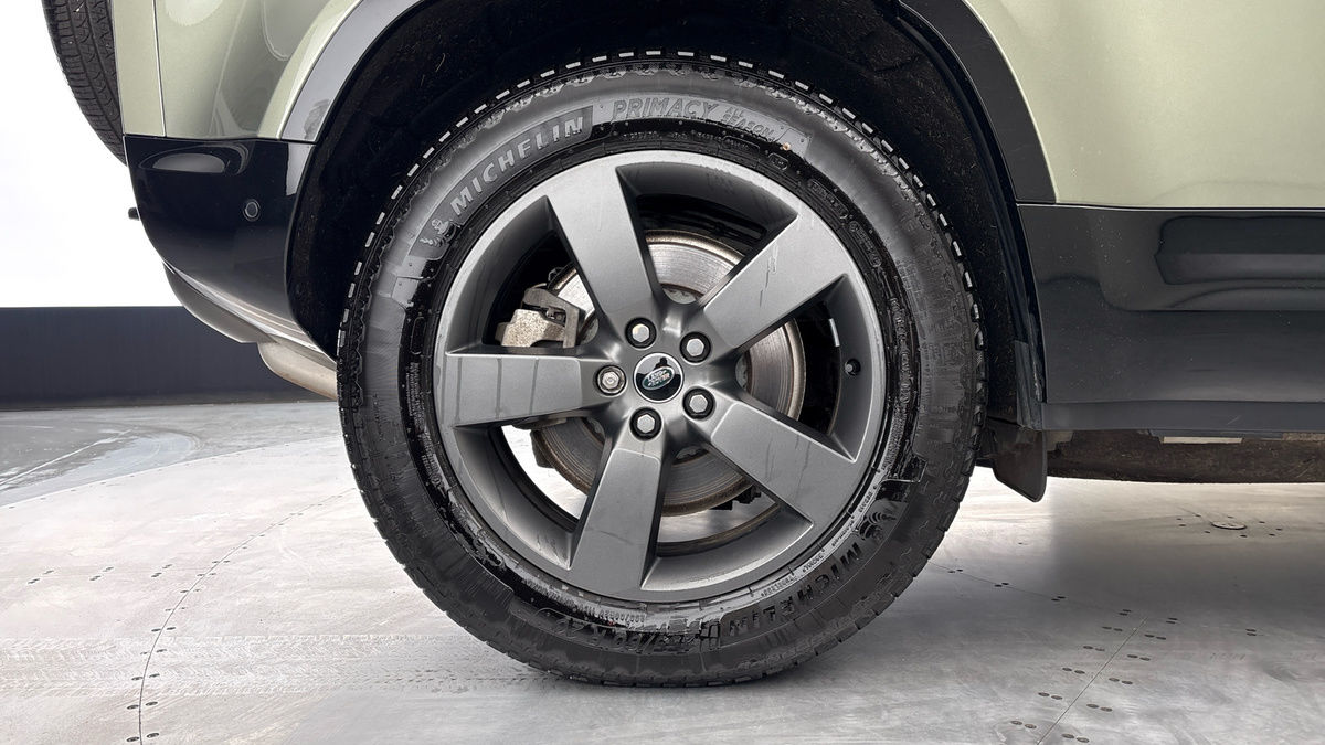 Land Rover Defender 110 Image 10