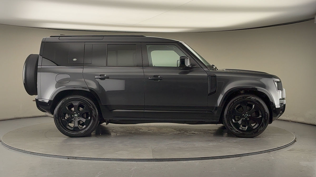 Land Rover Defender 110 Image 16