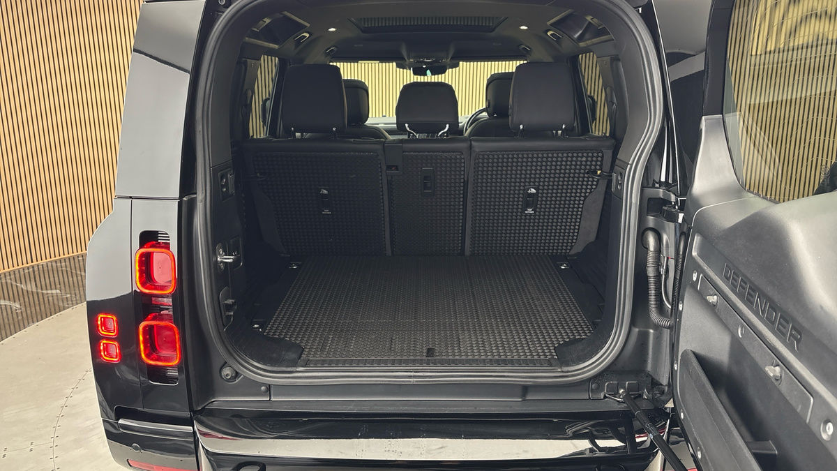 Land Rover Defender 110 Image 11
