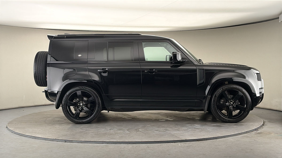 Land Rover Defender 110 Image 16