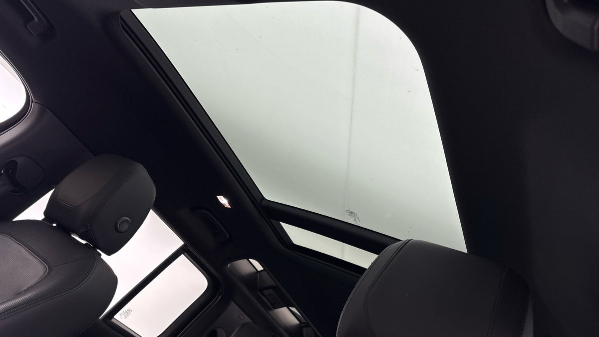 Land Rover Defender 110 Image 6